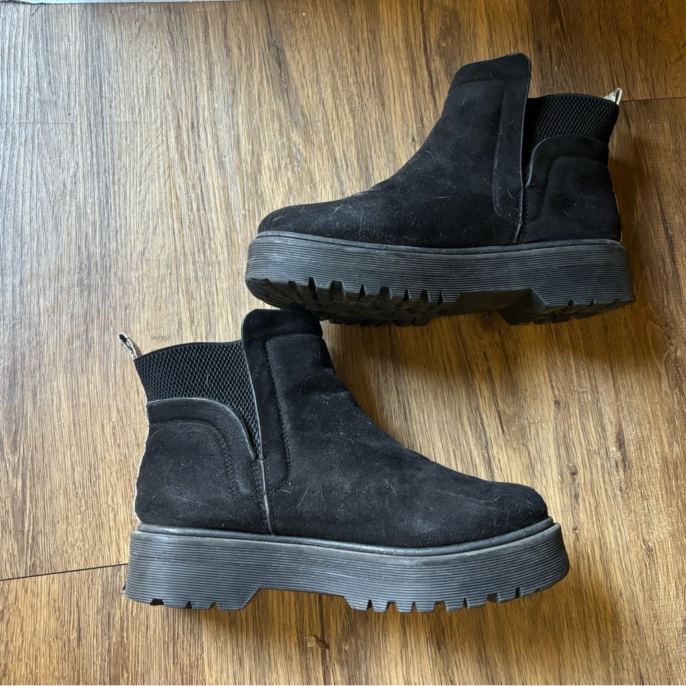 Super Cute Qupid Black Suede Ankle Boots w White Snakeskin Stripe-Size 8